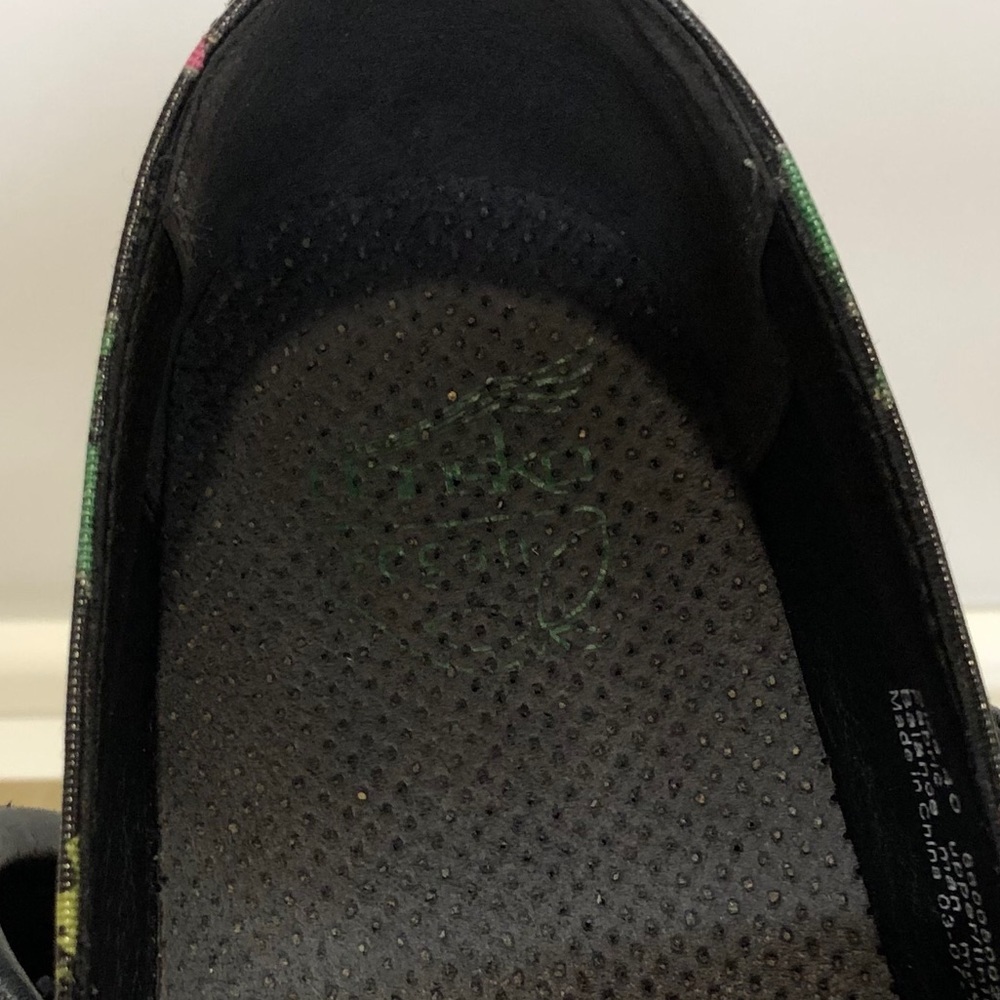 Colorful Dansko shoes with geckos! - Picture 3 of 6